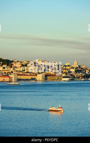 Le Tage (Tejo) et le centre historique de Lisbonne, dans la soirée. Portugal Banque D'Images