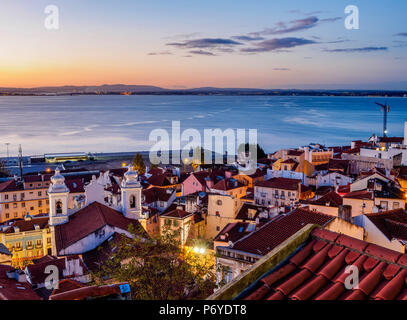 Portugal, Lisbonne, Miradouro das Portas do Sol, Crépuscule vue sur l'Alfama voisinage vers le Tage. Banque D'Images