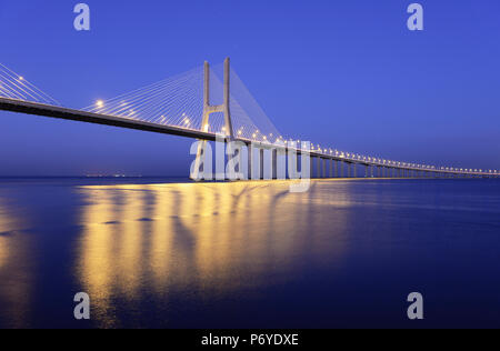 Pont Vasco da Gama sur le Tage (TEJO), le pont le plus long d'Europe. Lisbonne, Portugal Banque D'Images