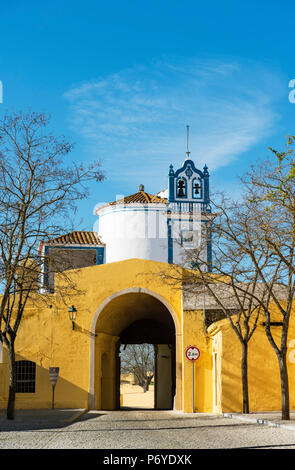 Esquina Gate et la chapelle de Notre-Dame de la ville de Conceicao à Elvas. C'est une des entrées de la 17e siècle, la plus grande ville fortifications rempart fortifications dans le monde. Site du patrimoine mondial de l'UNESCO. Alentejo, Portugal Banque D'Images