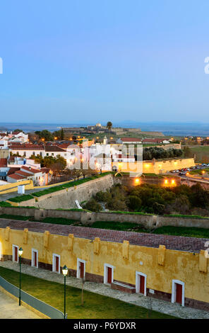 La ville d'Elvas et ses fortifications du 17ème siècle, au crépuscule, la plus grande ville rempart fortifications dans le monde. Site du patrimoine mondial de l'UNESCO. Alentejo, Portugal Banque D'Images