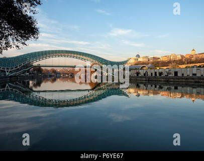 Pont de la paix sur la rivière Kura, Tbilissi, Géorgie Banque D'Images