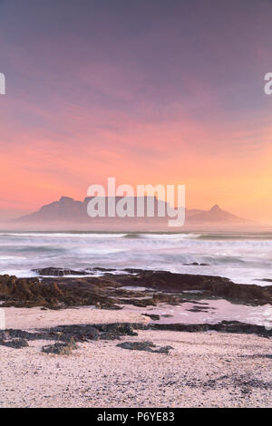 Vue de la Table Mountain à partir de Bloubergstrand au coucher du soleil, Cape Town, Western Cape, Afrique du Sud Banque D'Images