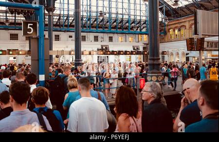 Brighton UK 2 Juillet 2018 - arrivée des voyageurs dans la gare de Brighton après de longs retards sur un train Gatwick Express causés par des problèmes de signal de London Victoria Banque D'Images