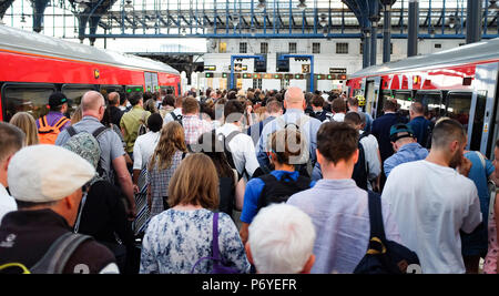 Brighton UK 2 Juillet 2018 - arrivée des voyageurs dans la gare de Brighton après de longs retards sur un train Gatwick Express causés par des problèmes de signal de London Victoria Banque D'Images