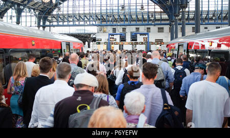 Brighton UK 2 Juillet 2018 - arrivée des voyageurs dans la gare de Brighton après de longs retards sur un train Gatwick Express causés par des problèmes de signal de London Victoria Banque D'Images