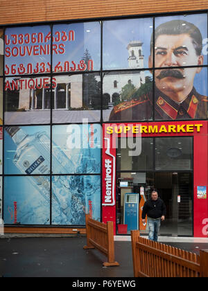 Gori, Géorgie - décembre 1, 2016 : Portrait du dictateur soviétique Joseph Staline ( né à Gori ) sur le mur d'une épicerie locale Banque D'Images