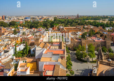 Vue depuis la tour Giralda de la cathédrale sur l'Alcazar de Séville et, UNESCO World Heritage Site, Andalousie, Espagne Banque D'Images