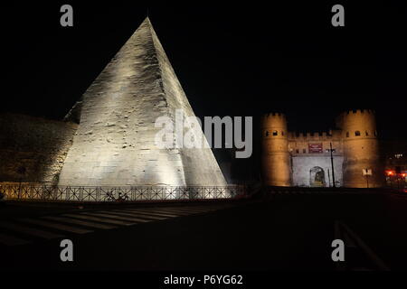 Pyramide de Caius Cestius et la Porta San Paolo à Rome, Italie Banque D'Images