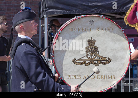 103 Regiment Royal Artillery Pipes and Drums et les membres des Forces armées britanniques et les anciens combattants participent à la parade de la Journée des Forces armées à Liverpoo Banque D'Images