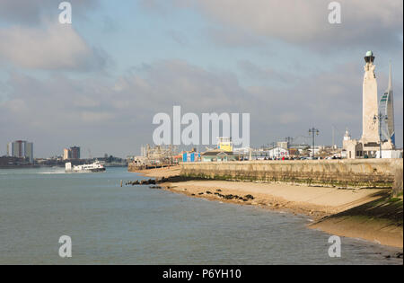 Le Solent et front de mer de Southsea, Portsmouth, Hampshire, Angleterre. Avec l'île de Wight hovercraft arrivant. Banque D'Images