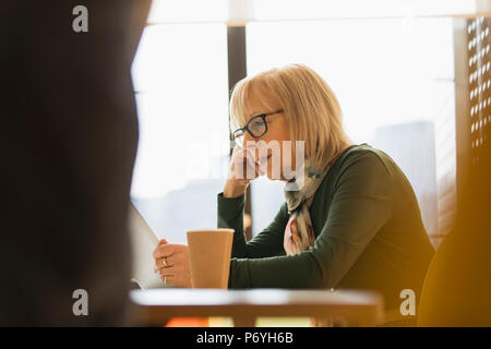 L'accent senior businesswoman using digital tablet Banque D'Images