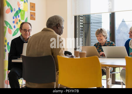 Senior business personnes travaillant dans réunion Banque D'Images