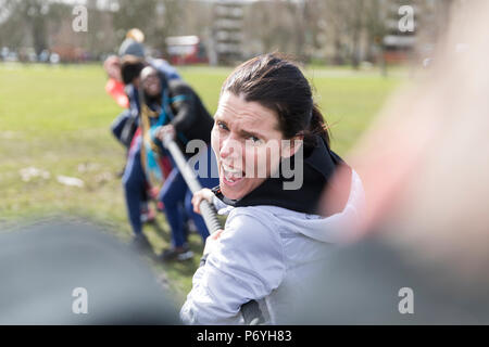 Femme déterminée bénéficiant à la corde dans la région de park Banque D'Images