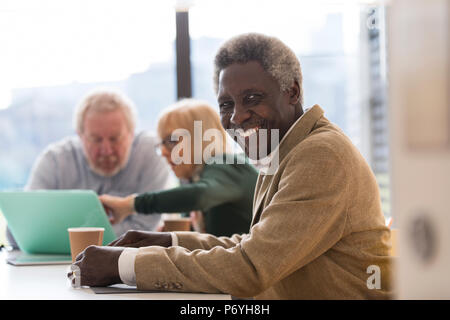 Portrait souriant, confiant senior businessman Banque D'Images