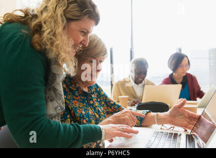 Ordinateur portable à l'aide d'affaires dans la salle de conférence réunion Banque D'Images