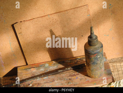 Pinceaux art et tube sur planche de bois. concept : chaos créatif et artistique Banque D'Images