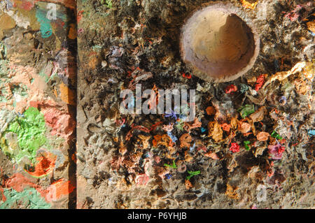 La peinture en poudre sur une surface en bois. vue d'en haut. concept : chaos créatif et artistique Banque D'Images
