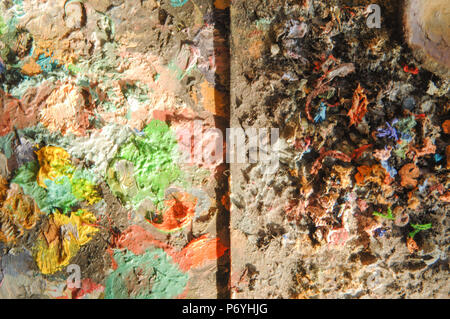 La peinture en poudre sur une surface en bois. vue d'en haut. concept : chaos créatif et artistique Banque D'Images
