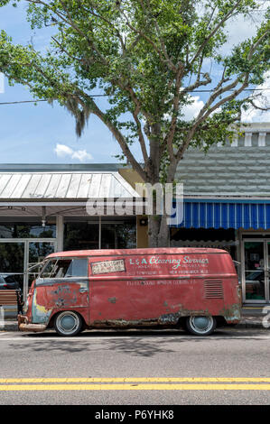 Old rusty VW van stationné dans la rue, USA Banque D'Images