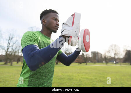 Focused man boxing in park Banque D'Images