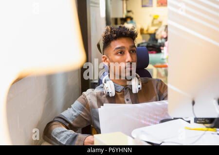 L'accent creative businessman working at computer in office Banque D'Images