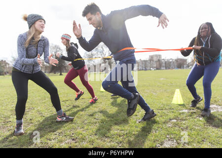 Les gens de l'exercice, faire équipe à sunny park Banque D'Images