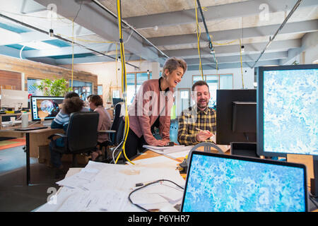 Les personnes travaillant dans l'entreprise créative open plan office Banque D'Images