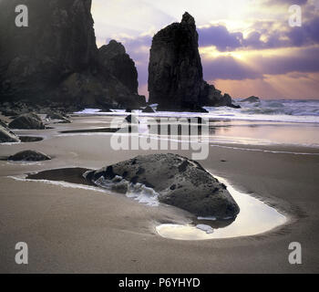 La photographie analogique. Le moyen format 6x7. Slide 120. La belle et difficile d'accéder à la plage, Ours Praia da Ursa, au coucher du soleil, situé dans le Parc Naturel P Banque D'Images