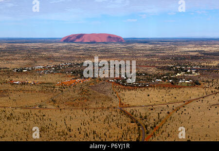 Vue aérienne de la ville de Yulara à Uluru dans l'arrière-plan Banque D'Images