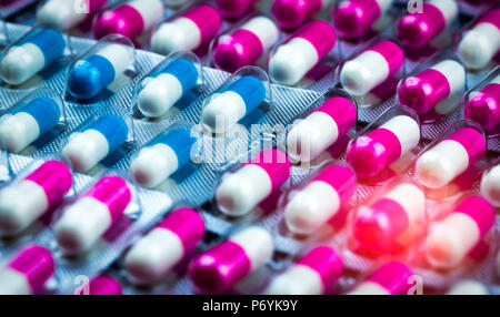 Libre blanc-rose et bleu-blanc capsule antibiotiques comprimés sous blister. Résistance aux antimicrobiens. L'industrie pharmaceutique. Global Healthcare Banque D'Images