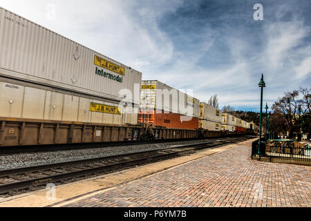 Train de conteneurs en direction de BNSF roulant à travers Flagstaff, AZ Banque D'Images