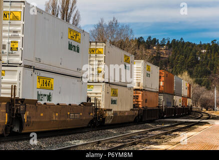 Train de conteneurs en direction de BNSF roulant à travers Flagstaff, AZ Banque D'Images