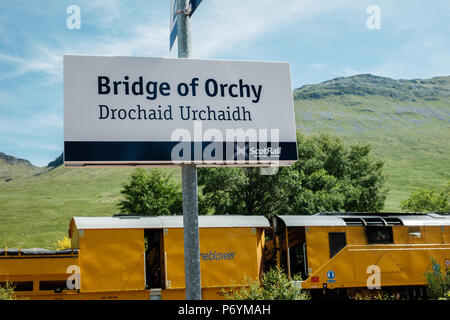 Inscrivez-vous à la station Pont de Orchy sur la ligne ferroviaire West Highland, avec stoneblower linge dans l'arrière-plan Banque D'Images