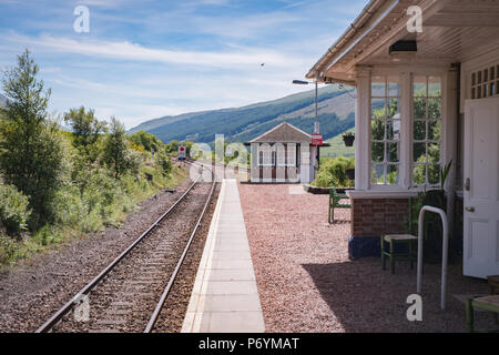 La plate-forme et Bunkhouse hostel à Pont de Orchy station sur la ligne ferroviaire West Highland Banque D'Images