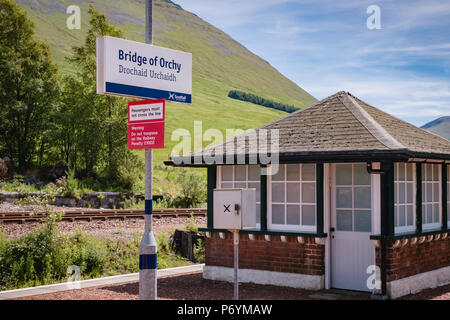 Gare à la belle scenic Pont de Orchy station sur la ligne ferroviaire West Highland, lors d'une journée ensoleillée en juin 2018 Banque D'Images