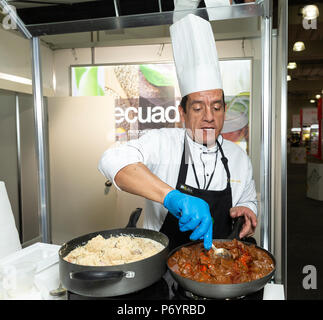 New York, NY - 30 juin 2018 : Chef Edgar LEon prépare la nourriture dans la section équatorienne au cours de New York 2018 Summer Fancy Food Show à Jacob Javits Center Banque D'Images