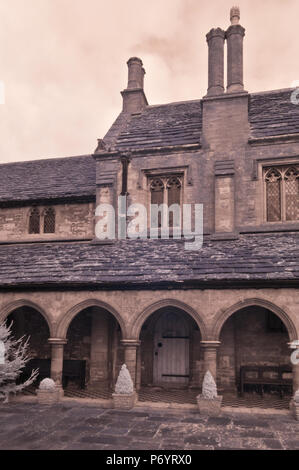 Une image infrarouge de la 15e siècle 'St' Hospices Johns à l'abbaye de Sherborne dans le Dorset, à l'origine une infirmerie monastique et maintenant une maison résidentielle. Banque D'Images