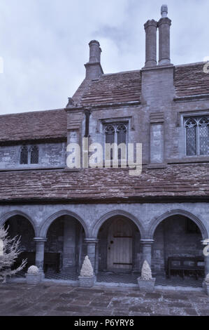 Une image infrarouge de la 15e siècle 'St' Hospices Johns à l'abbaye de Sherborne dans le Dorset, à l'origine une infirmerie monastique et maintenant une maison résidentielle. Banque D'Images