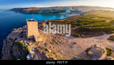 Ghajn Tuffieha, Malte - Vue Aérienne Vue panoramique de Ghajn Tuffieha Watch Tower avec Golden Bay Beach et clair comme de l'eau de mer à l'aube Banque D'Images