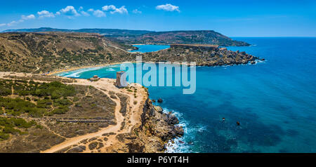 Ghajn Tuffieha, Malte - Vue Aérienne Vue panoramique sur le magnifique Ghajn Tuffieha Bay, Ghajn Tuffieha Watch Tower et Riviera Beach par un beau jour d'été Banque D'Images