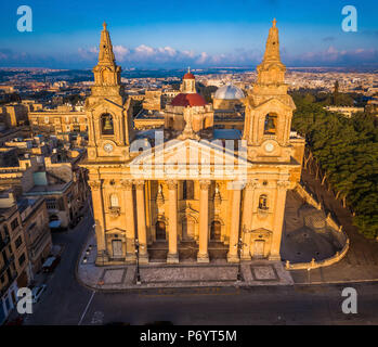 La Valette, Malte - l'église paroissiale Saint Publius également connu sous le nom de l'église paroissiale de Floriana ci-dessus au lever du soleil Banque D'Images