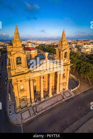 La Valette, Malte - l'église paroissiale Saint Publius également connu sous le nom de l'église paroissiale de Floriana ci-dessus au lever du soleil Banque D'Images