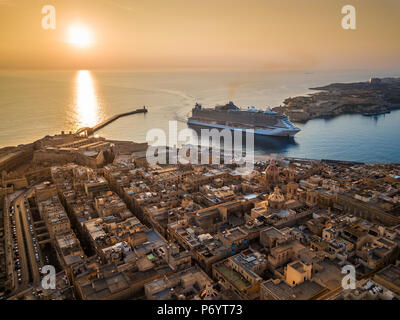 La Valette, Malte - bateau de croisière dans le Grand Port de La Valette au coucher du soleil sur une vue aérienne Banque D'Images