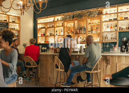 Young African American couple having drinks ensemble dans un bar Banque D'Images