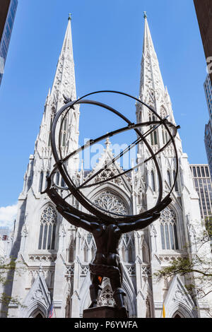 Statue de la cathédrale de Saint Patrick, Atlas, Manhattan, New York City, USA Banque D'Images