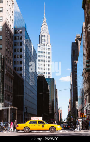 Les taxis jaunes sur la 5e avenue, Manhattan, New York City, USA Banque D'Images