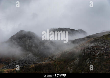 Un jour de printemps pluvieux dans les collines autour de Llyn Crafnant, Wrexham, North Wales, UK. Banque D'Images