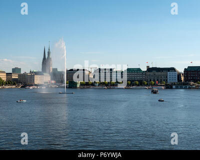 Hambourg, Allemagne - 02 juillet 2018 : Les gens aiment le beau temps au lac Alster à Hambourg en Allemagne, le pédalo et aller-retour. Banque D'Images