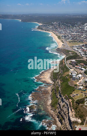 Vue aérienne de la plage de bar et plage de Merewether à Newcastle, Nouvelle-Galles du Sud en Australie. Newcastle est la deuxième plus ancienne ville d'Australie et a beaucoup d'bel Banque D'Images